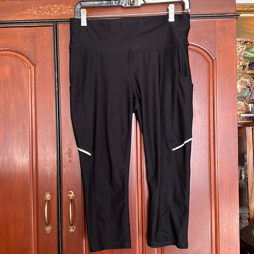 Xersion Fitted Black & White Work Out Capris Size Medium